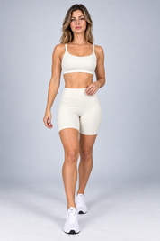 Shorts Essencial | Cós Duplo com Bolsos Laterais Off White