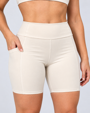 Shorts Essencial | Cós Duplo com Bolsos Laterais Off White